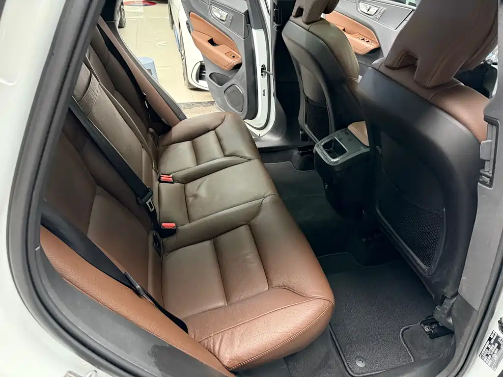 Volvo XC60 2018 — фото 21