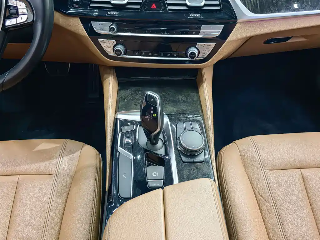 BMW 5 Series 2018 — фото 9