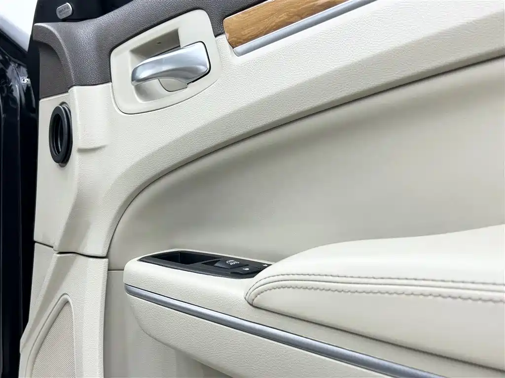 Chrysler 300C 2015 — фото 9