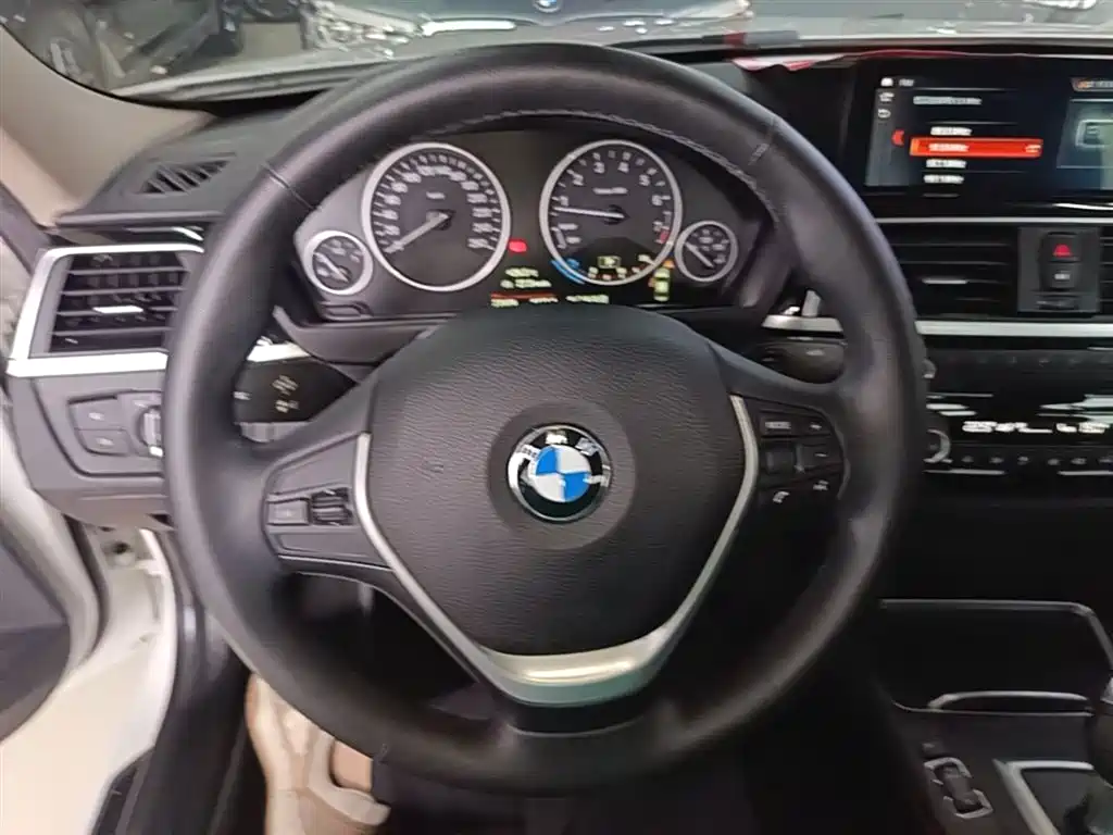 BMW 3 Series 2019 — фото 11