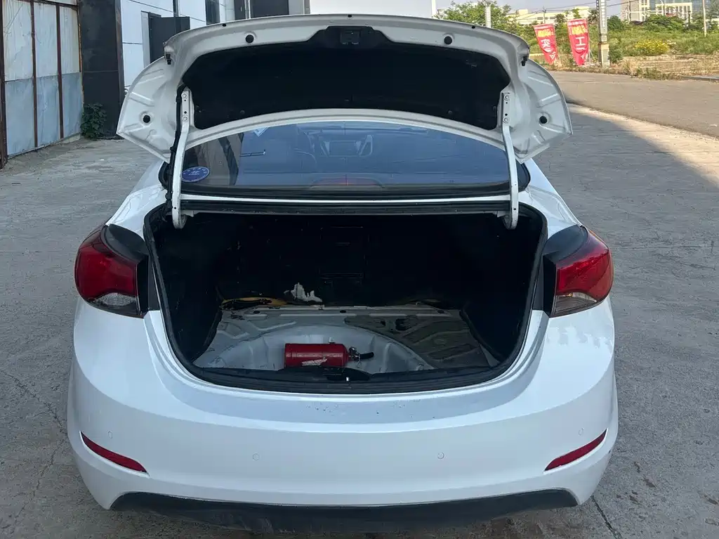 Hyundai Elantra 2016 — фото 15