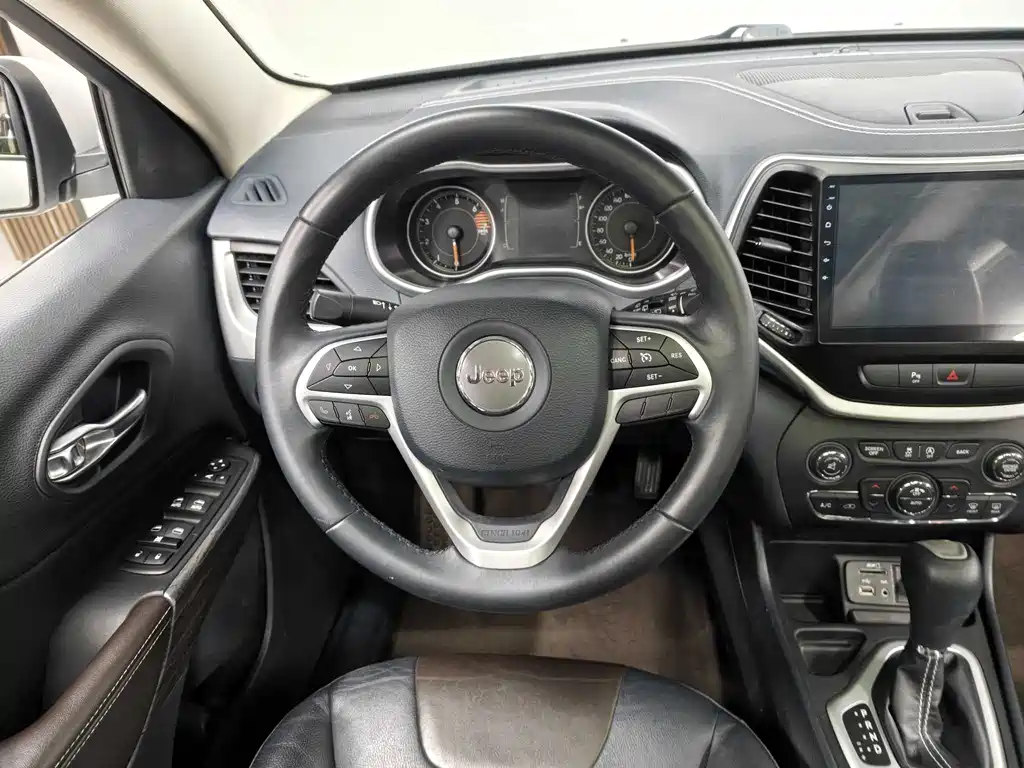 Jeep Cherokee 2017 — фото 11