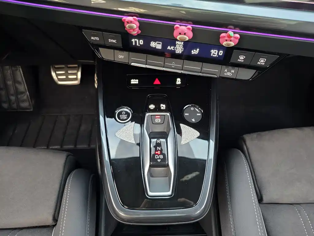 Audi Q4 e-tron 2023 — фото 15