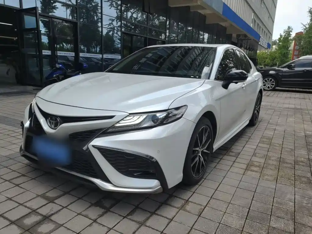Toyota Camry 2022 — фото 2