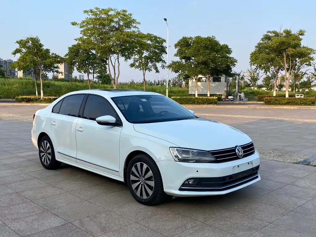 Volkswagen Sagitar 2015