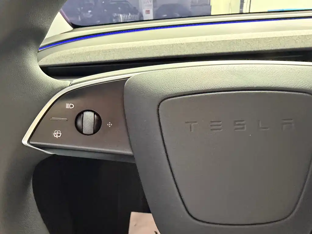 Tesla Model Y 2025 — фото 18