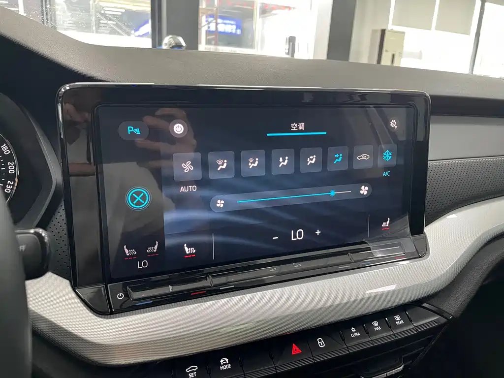 Skoda Octavia 2022 — фото 13