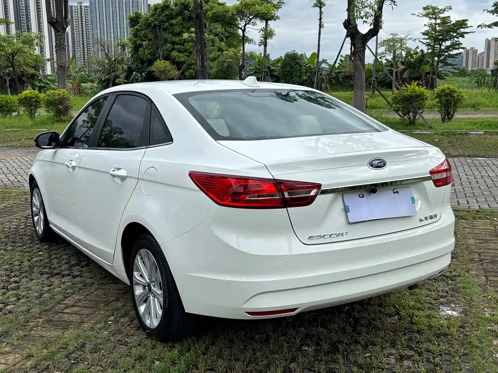 Ford Escort 2015 — фото 4
