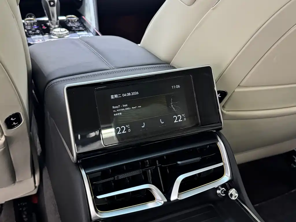 Bentley Flying Spur Plug-In Hybrid 2025 — фото 23