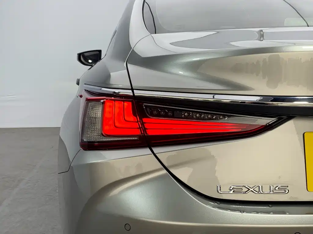 Lexus ES 2022 — фото 13