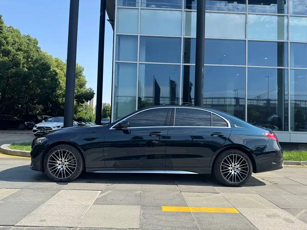 Mercedes-Benz C-Class 2023 — фото 4