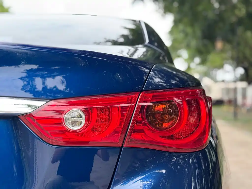 Infiniti Q50L 2017 — фото 23