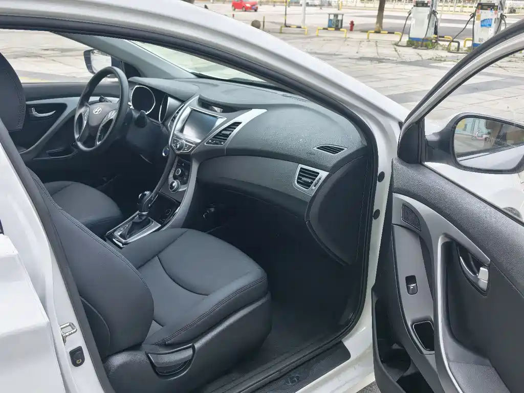 Hyundai Elantra Langdong 2018 — фото 10