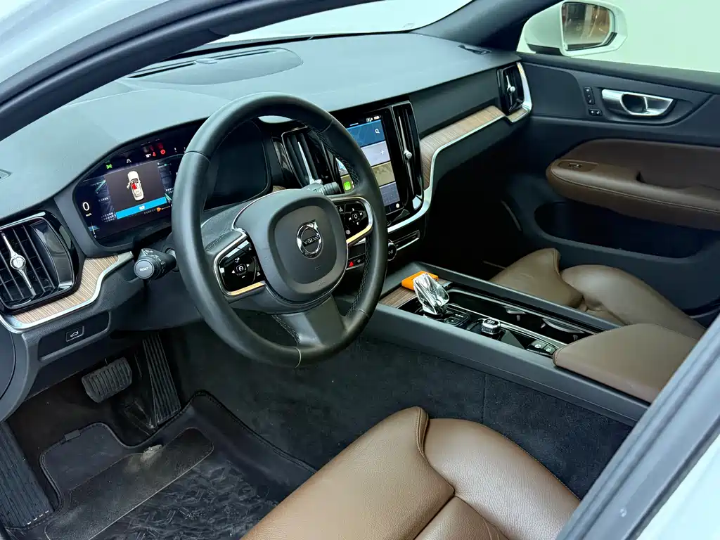 Volvo S60 2023 — фото 12
