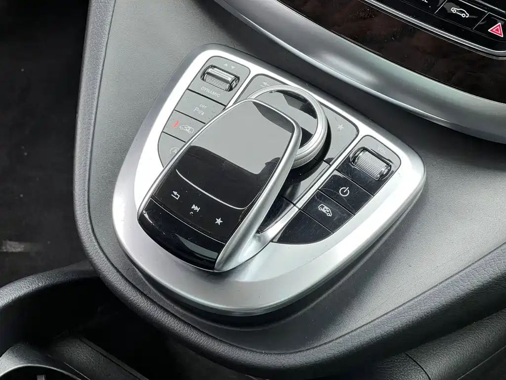 Mercedes-Benz V-Class 2018 — фото 19