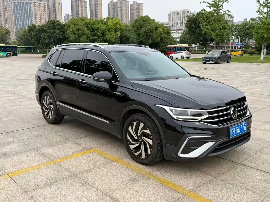 Volkswagen Tiguan L 2022 — фото 1