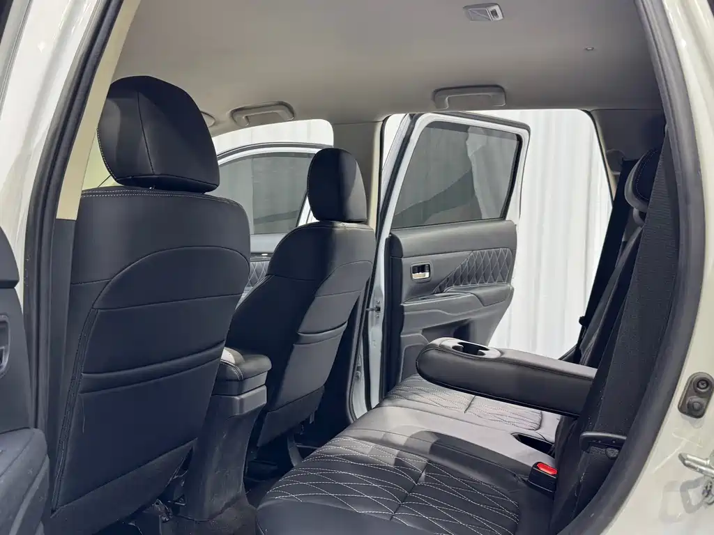 Mitsubishi Outlander 2022 — фото 12