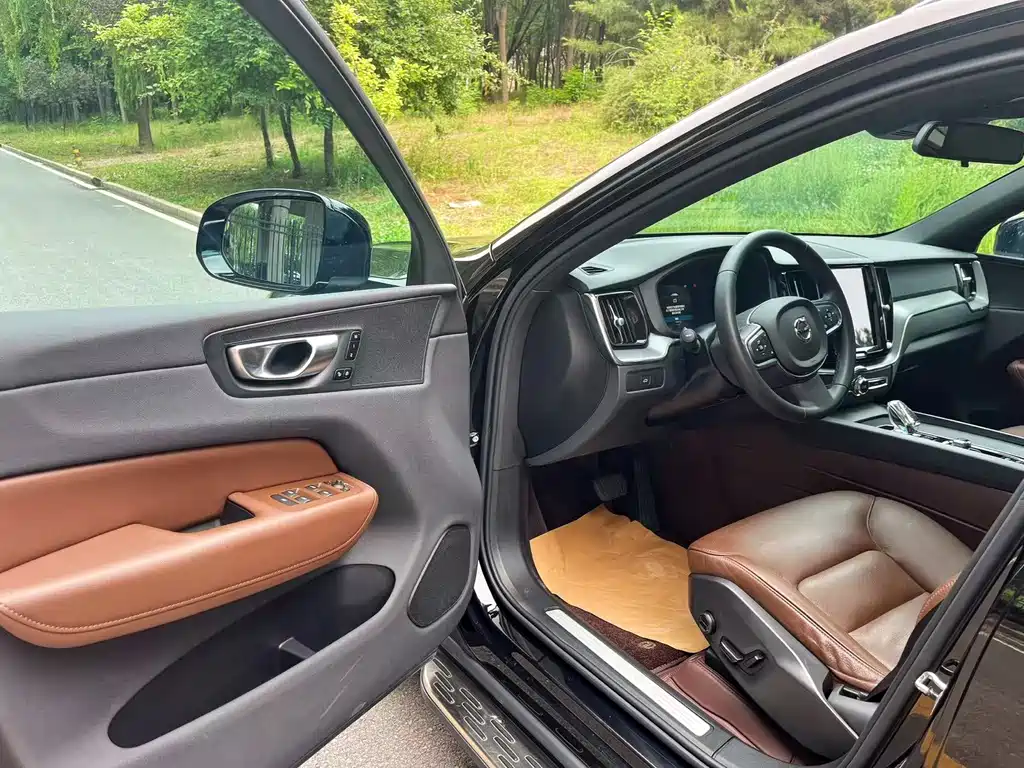 Volvo XC60 2023 — фото 11