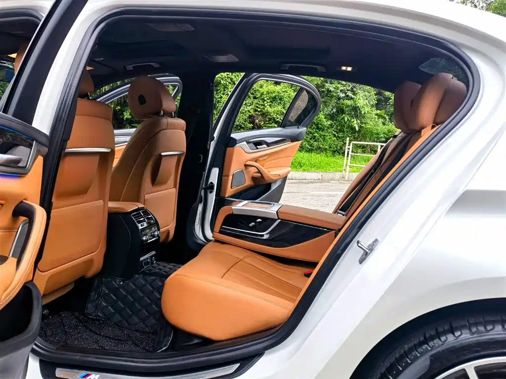 BMW 5 Series 2019 — фото 10
