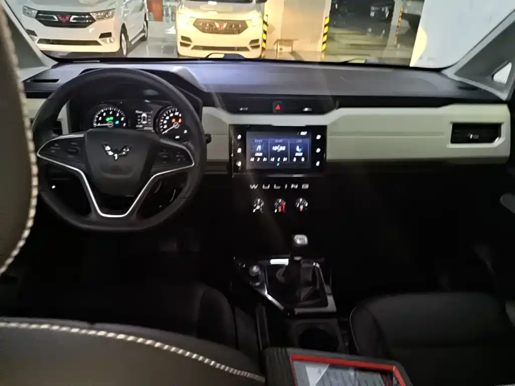 Wuling Hongguang PLUS 2019 — фото 10