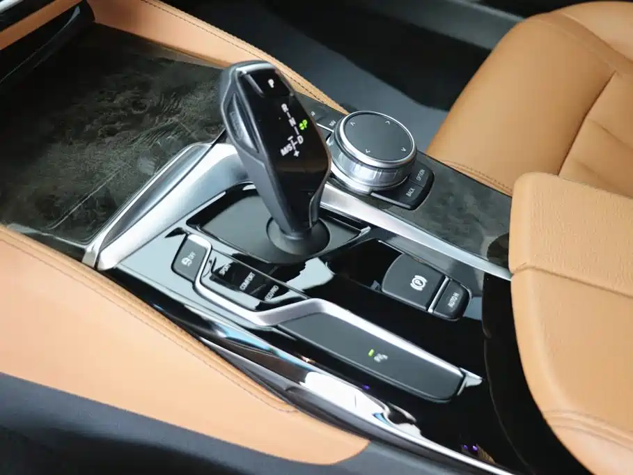 BMW 5 Series 2019 — фото 15