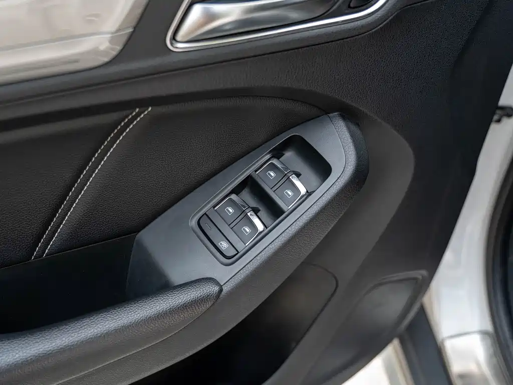 Roewe RX5 New Energy 2017 — фото 14