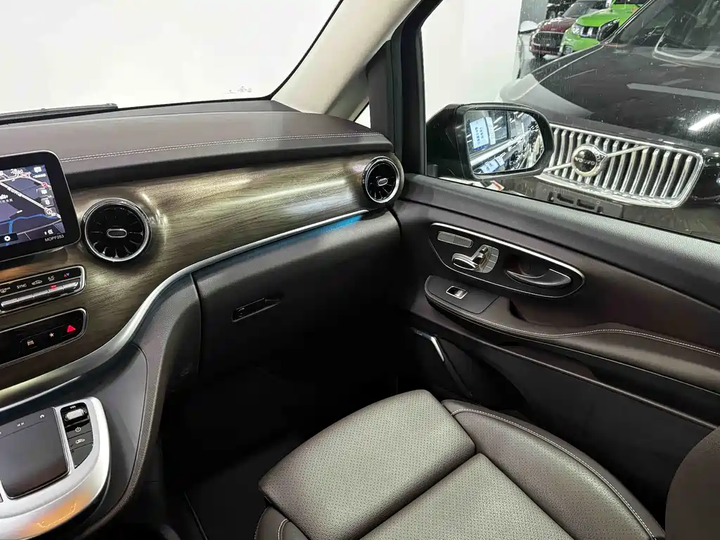 Mercedes-Benz V-Class 2023 — фото 19