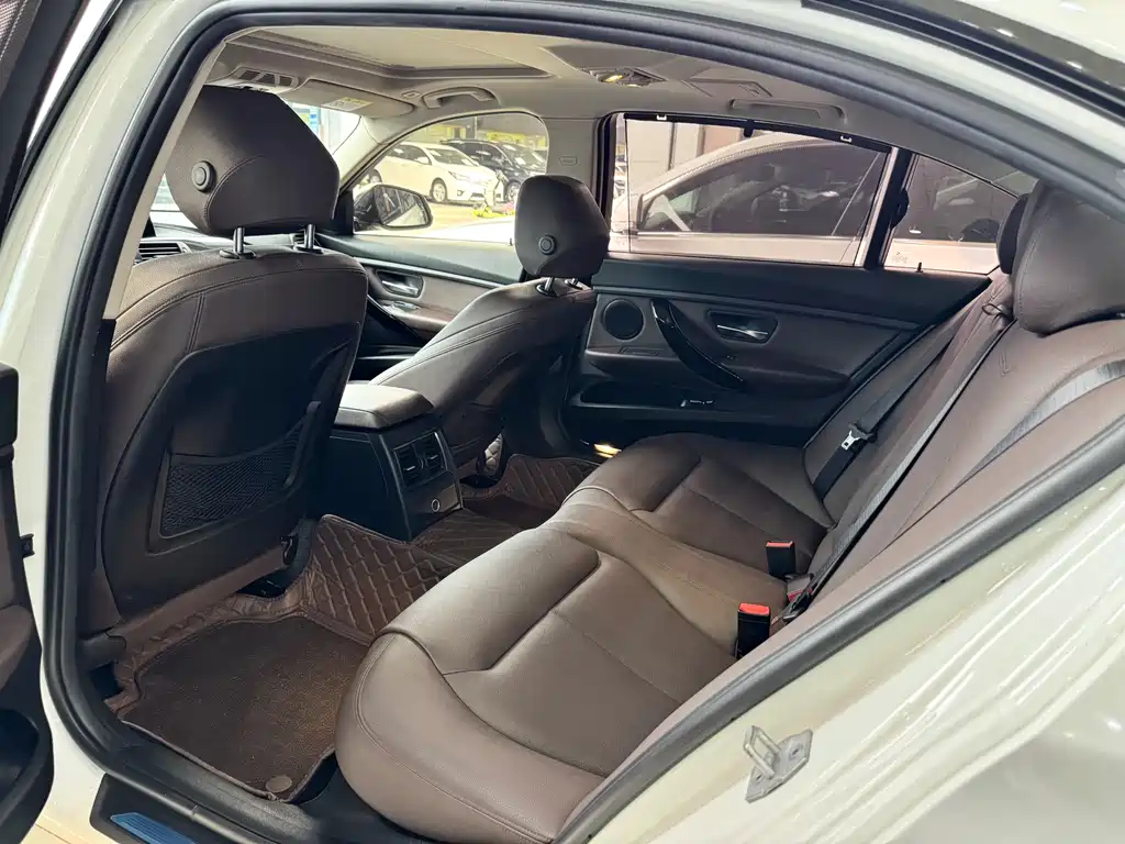 BMW 3 Series 2018 — фото 17