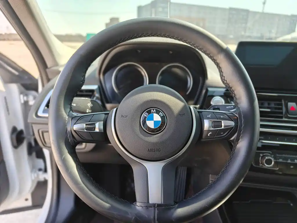 BMW 1 Series 2022 — фото 11
