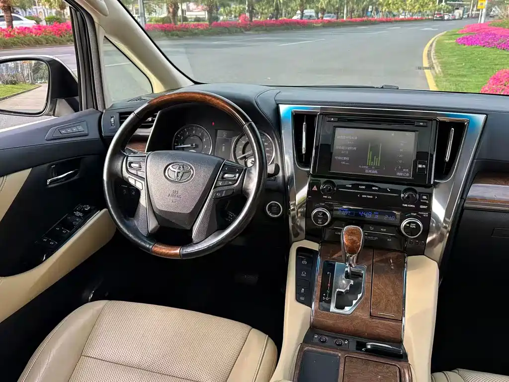 Toyota Alphard 2018 — фото 15