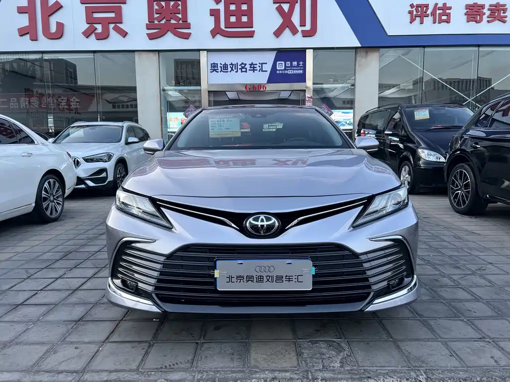 Toyota Camry 2022 — фото 1
