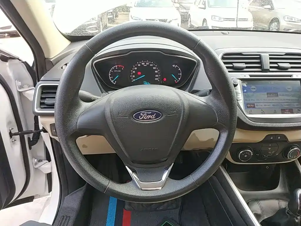 Ford Escort 2018 — фото 11