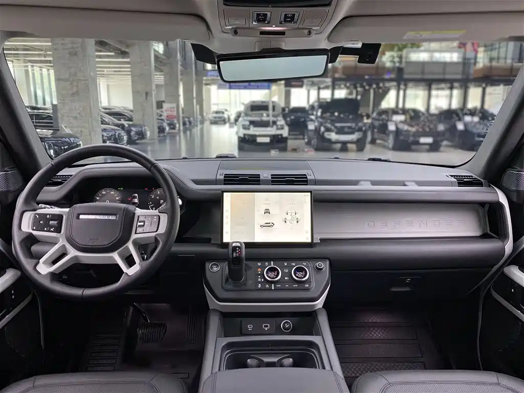Land Rover Defender 2023 — фото 11