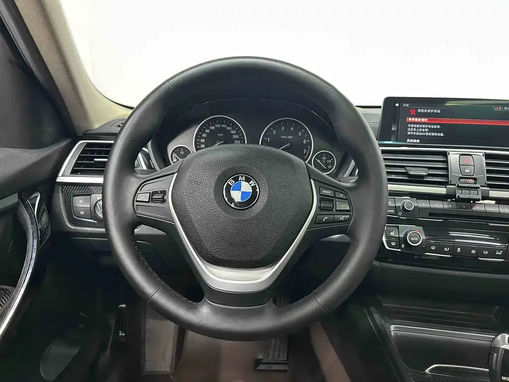 BMW 3 Series 2018 — фото 11