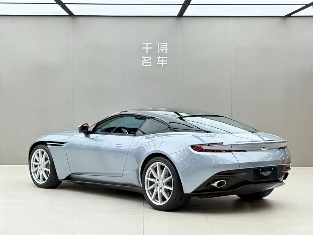 Aston Martin DB11 2021 — фото 13