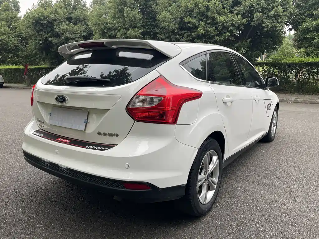 Ford Focus 2015 — фото 10