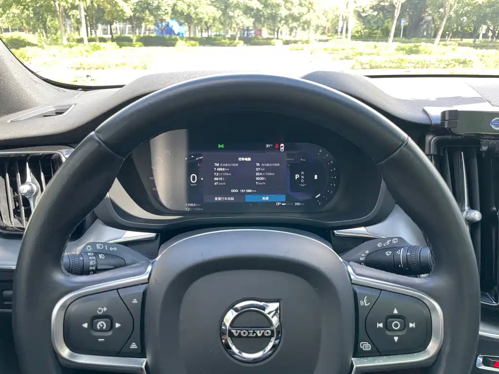 Volvo XC60 2022 — фото 15
