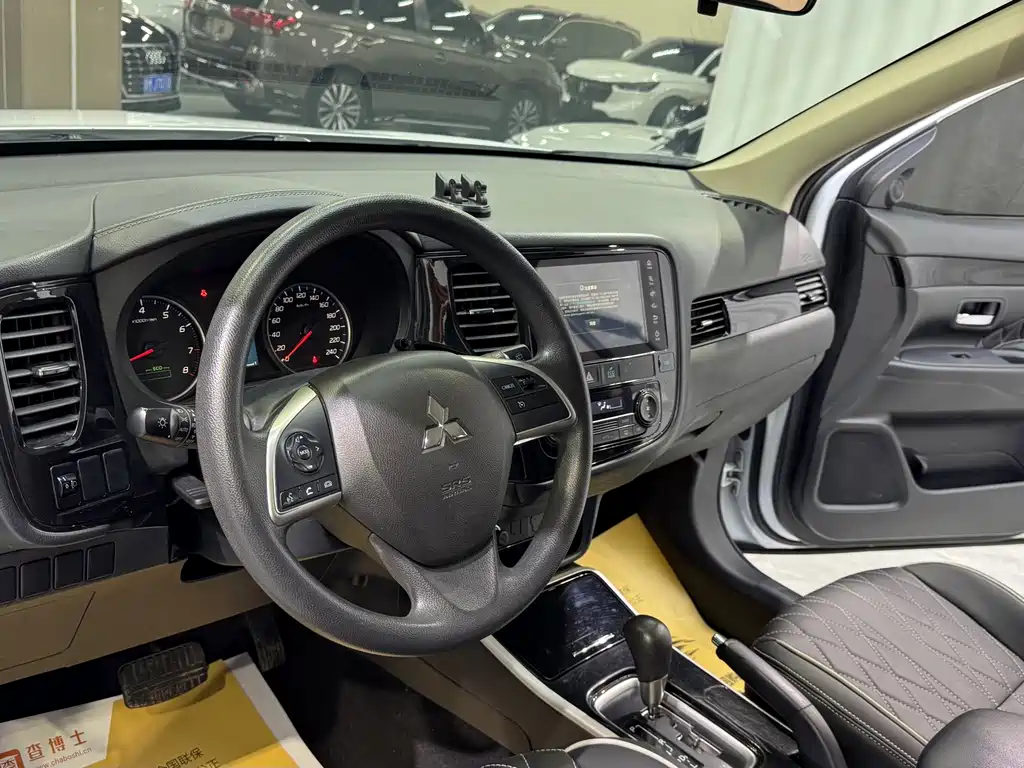 Mitsubishi Outlander 2022 — фото 10