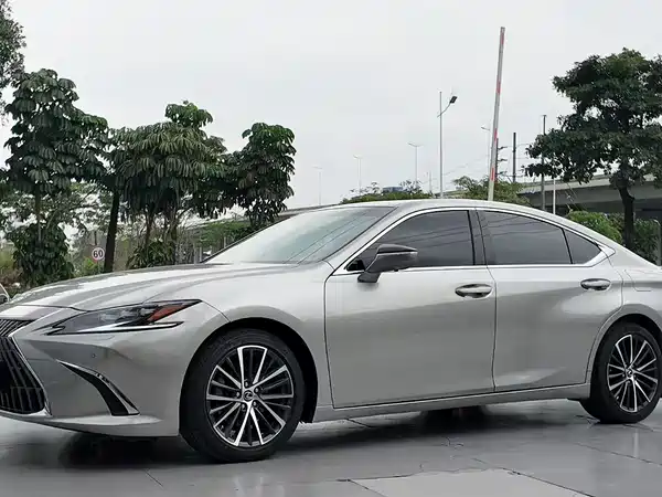 Lexus ES 2022