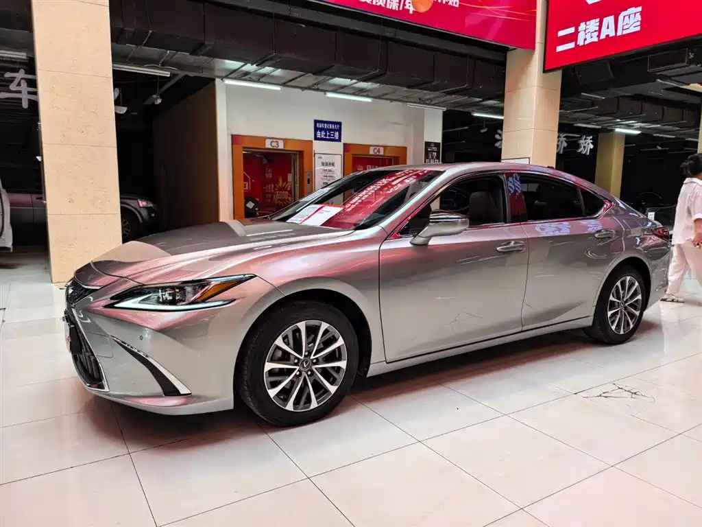 Lexus ES 2024 — фото 1
