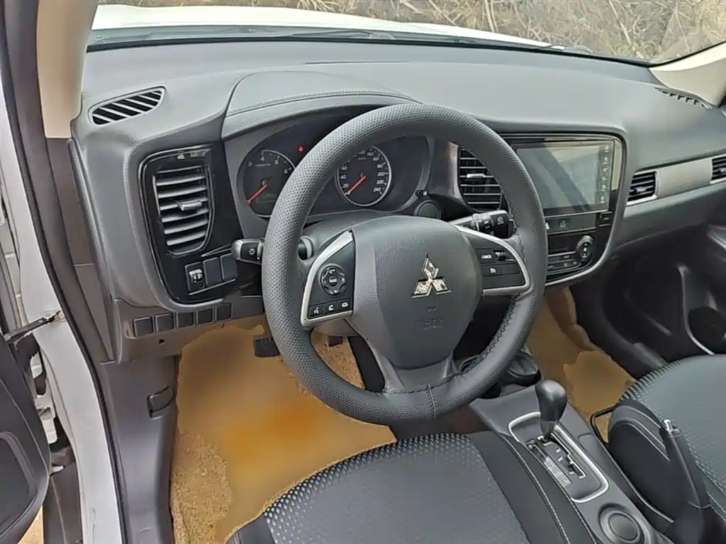 Mitsubishi Outlander 2017 — фото 11