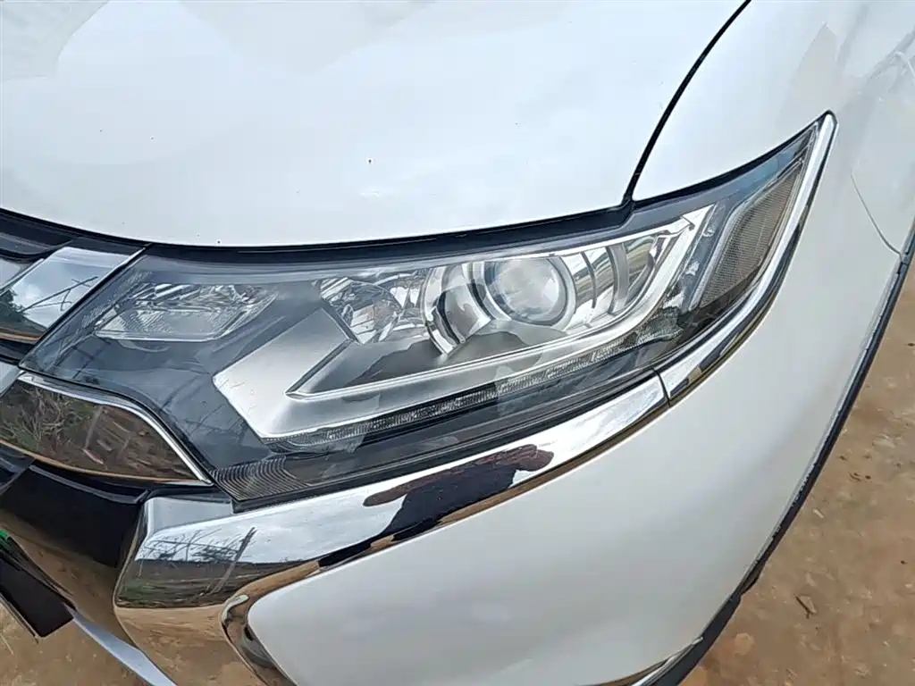 Mitsubishi Outlander 2017 — фото 24