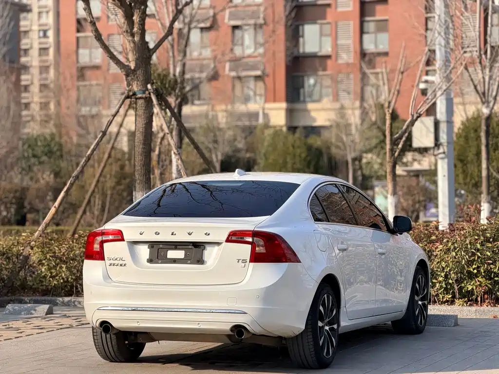 Volvo S60 2019 — фото 10