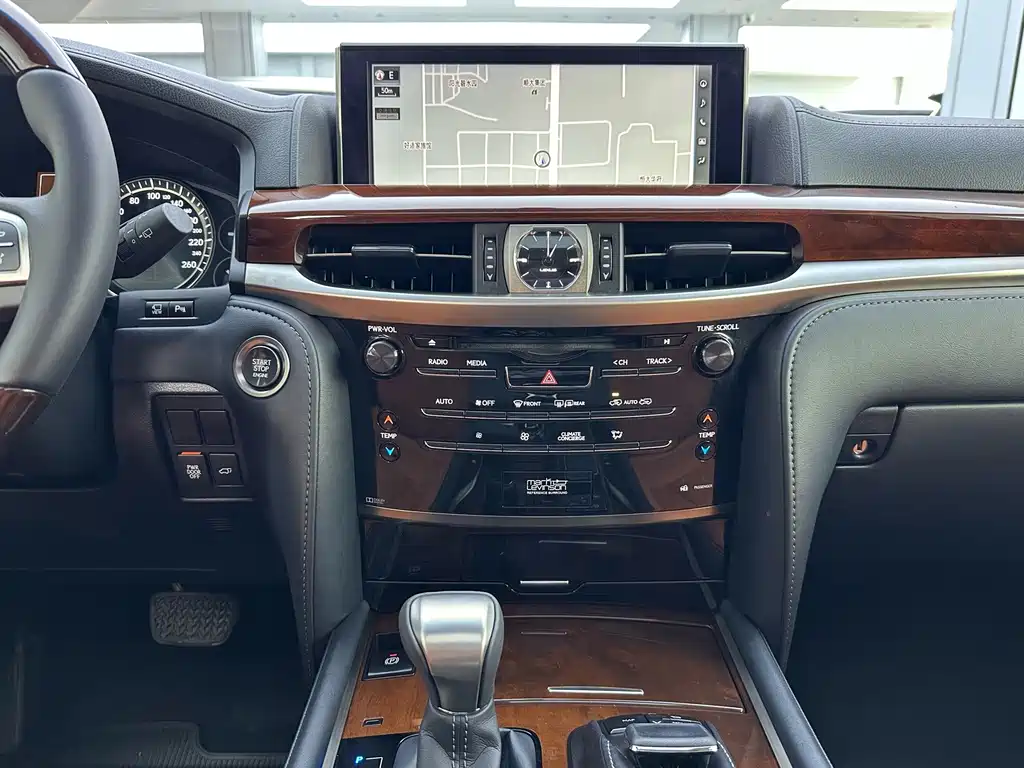 Lexus LX 2019 — фото 16