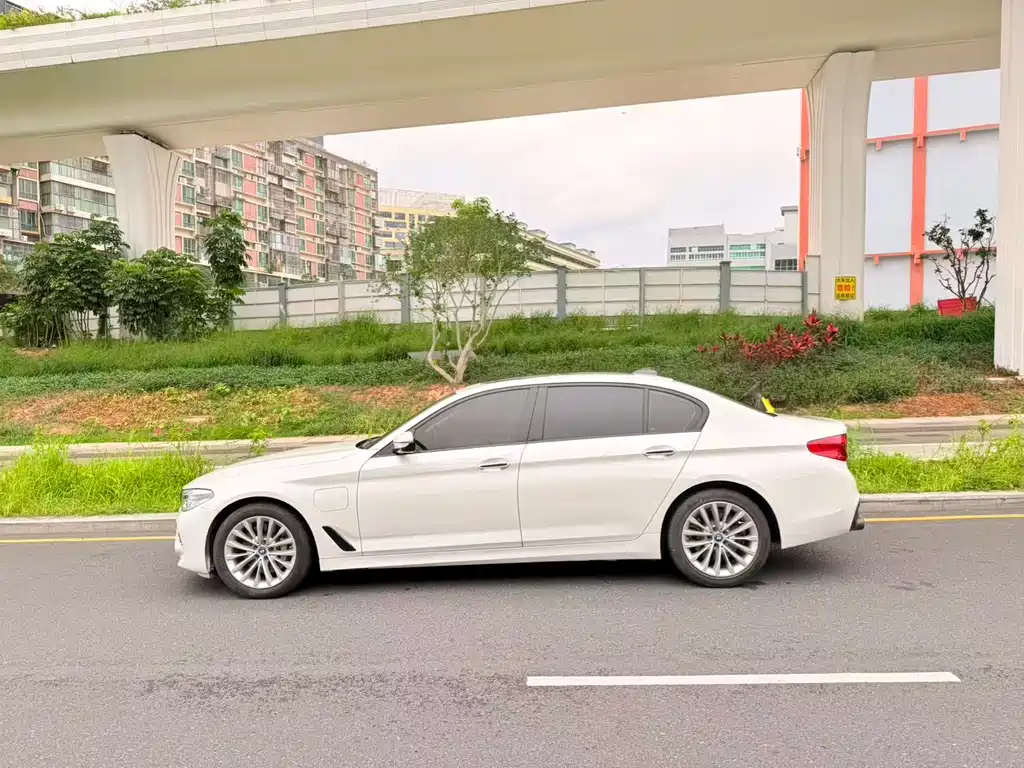 BMW 5 Series New Energy 2019 — фото 6