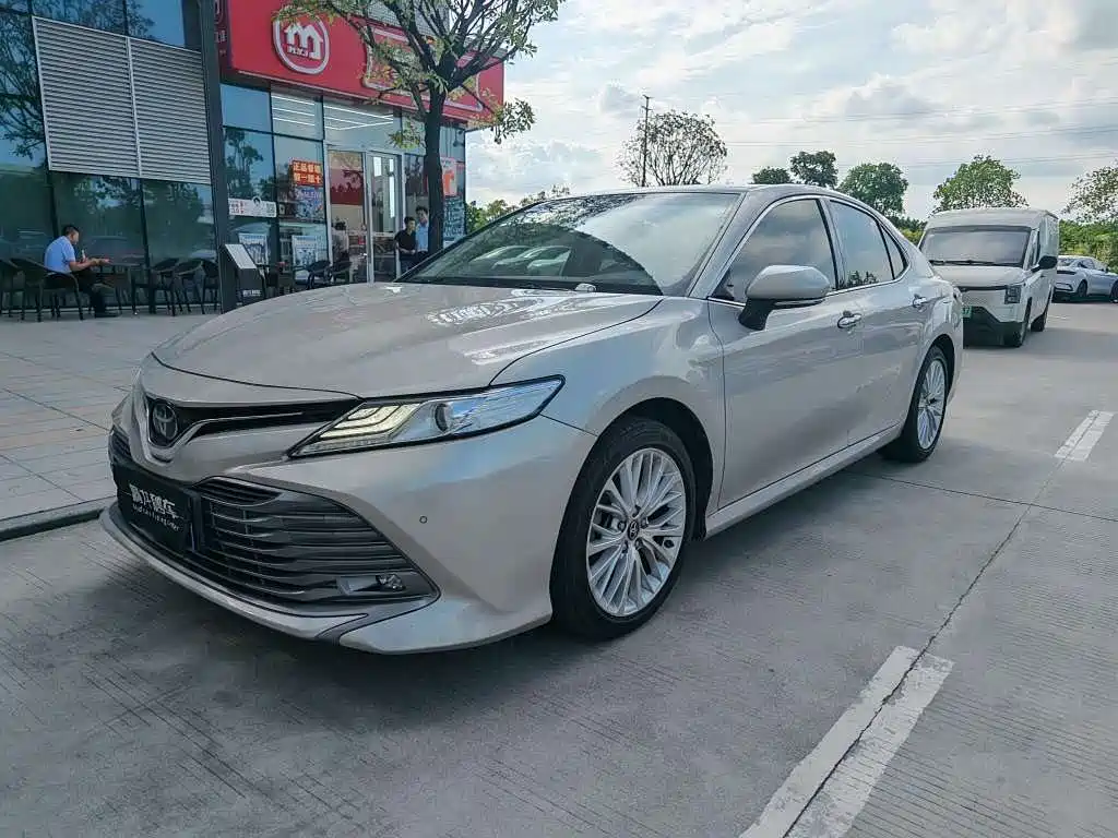 Toyota Camry 2019 — фото 1
