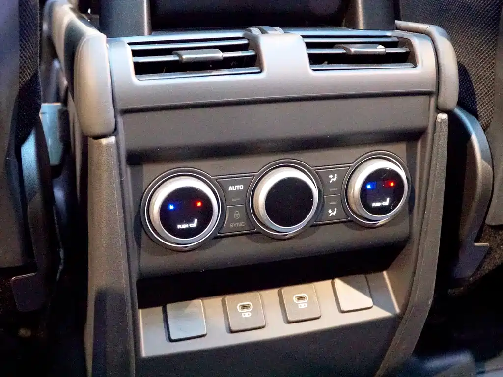 Land Rover Defender 2024 — фото 15