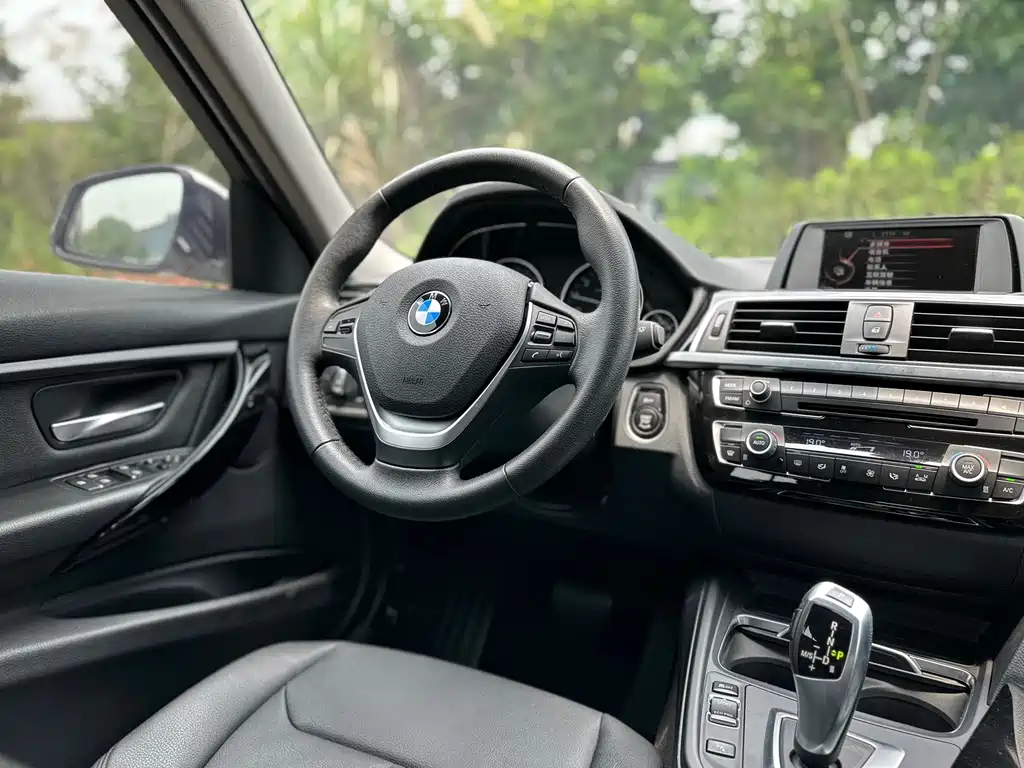 BMW 3 Series 2017 — фото 23