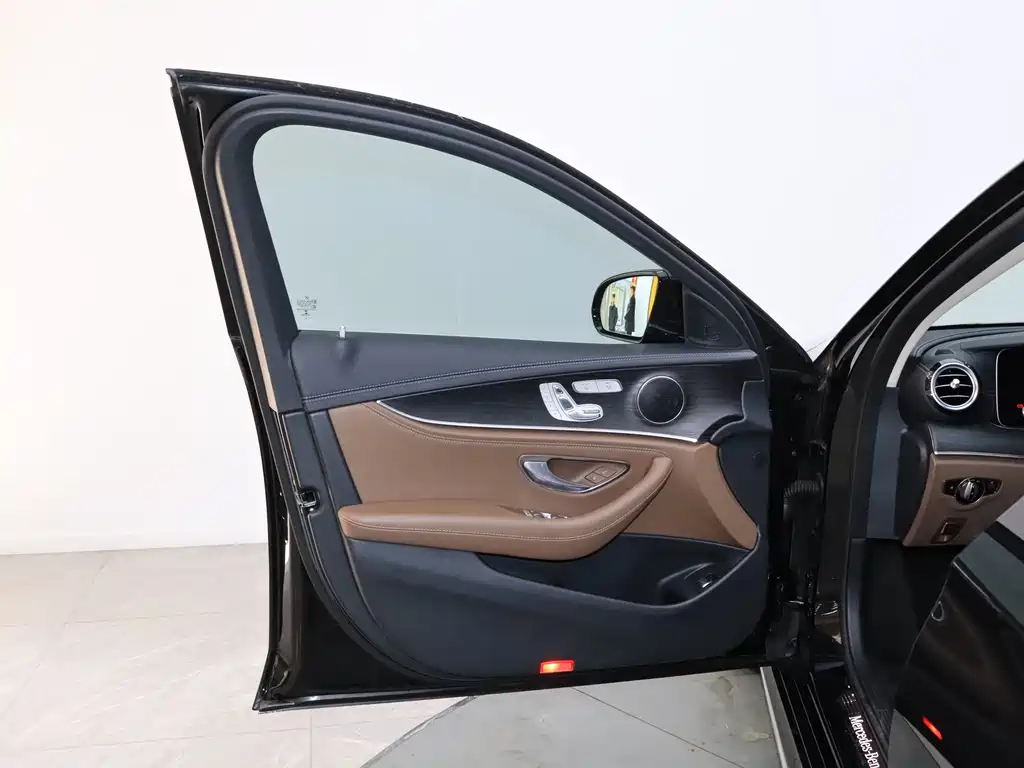 Mercedes-Benz E-Class 2020 — фото 15