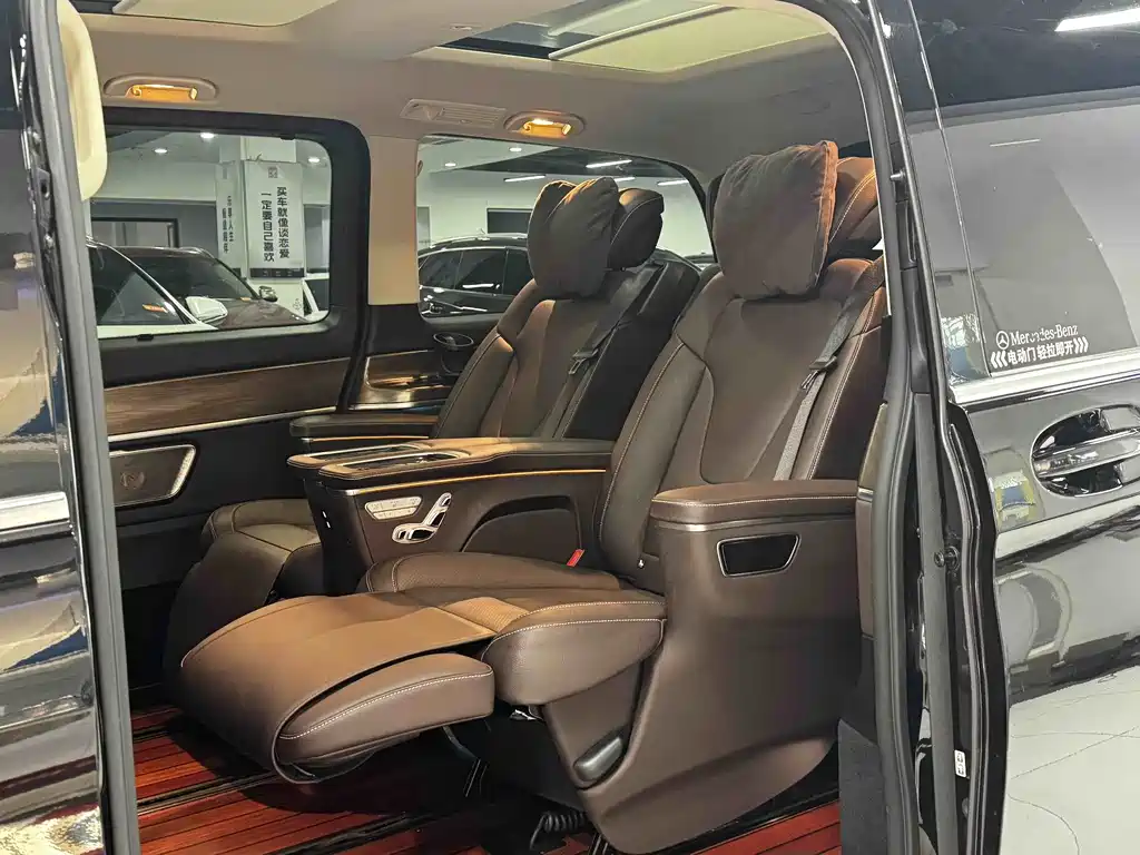 Mercedes-Benz V-Class 2023 — фото 15